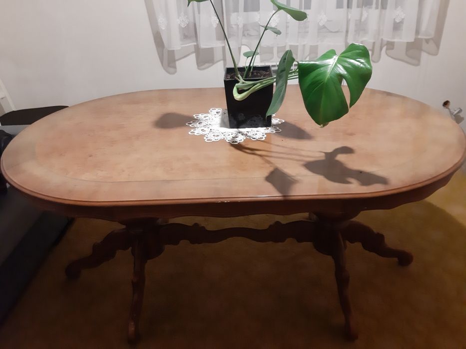 Stół antyczny z rzeźbionymi nogami