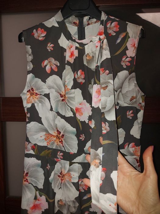 Sukienka w kwiaty z kokardą