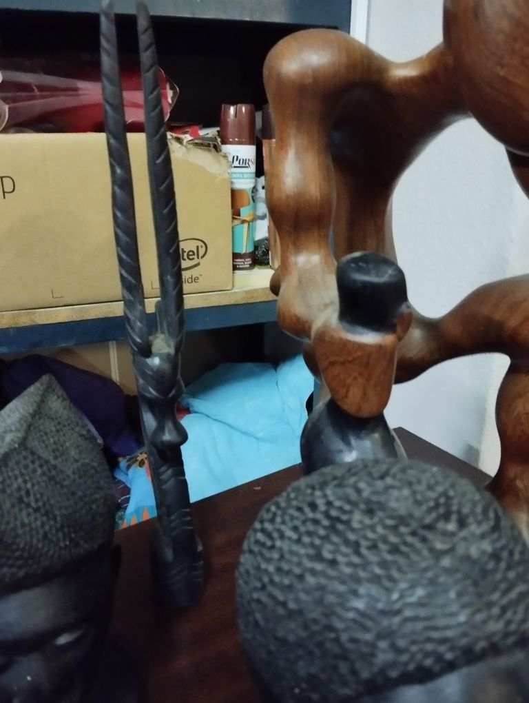 Bustos em pau preto