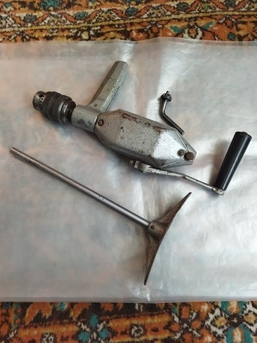 Лопаты, вёдра, дрель, черенки ,плоскорез Фокина , огнеупорная ткань .