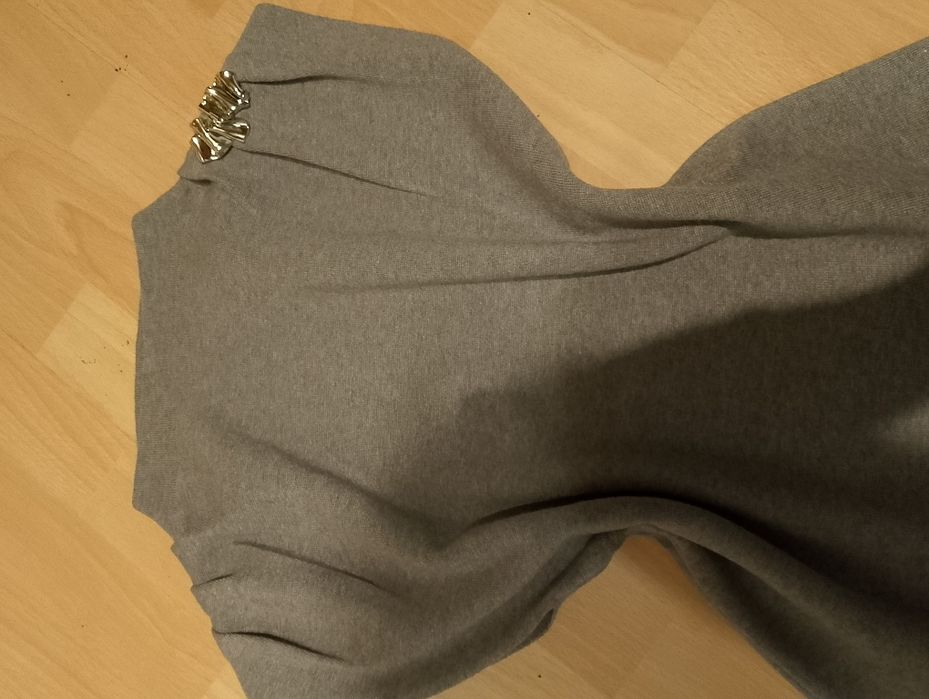 Nowa, śliczna, bluzka sweterkowa z ozdobą.