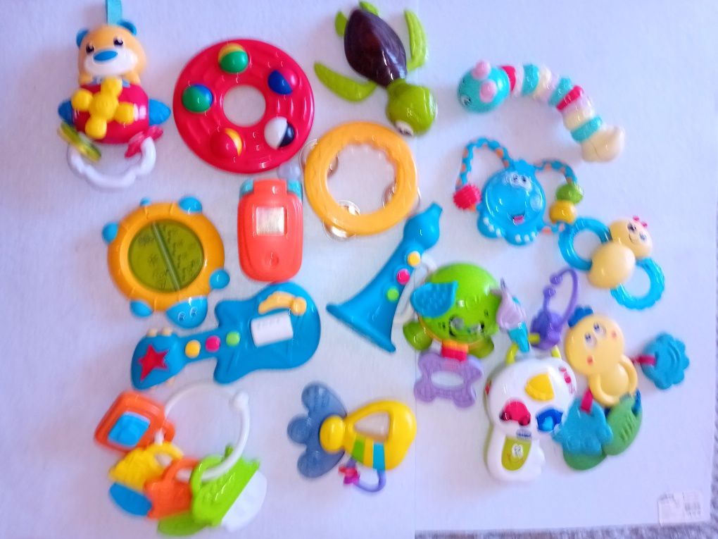 16 brinquedos de bebé