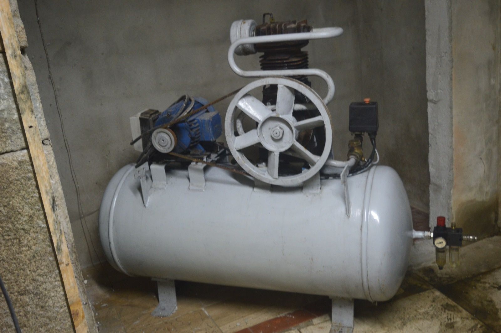 Vendo compressor de ar usado de 200L