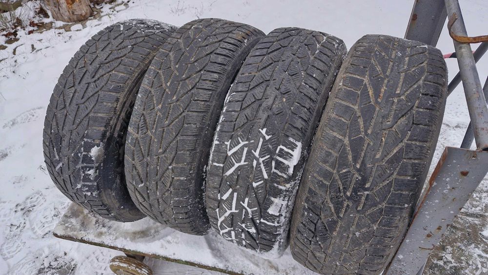 Opony z dobrym bieżnikiem  215/65 R16 całe, cena za 4szt