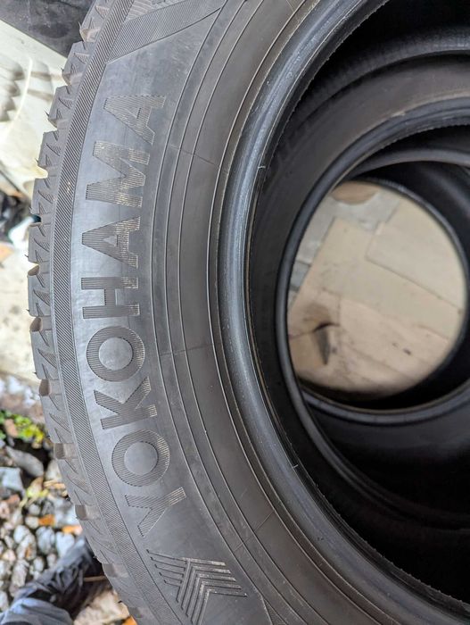 Зима 215/60R17 пара Yokohama BluEarth Winter V906 suv, ~6,5mm, 2023рік