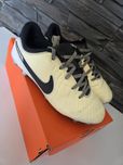 Buty piłkarskie chlopiece Lanki Nike Jr 10 Academy FG/MG r.36