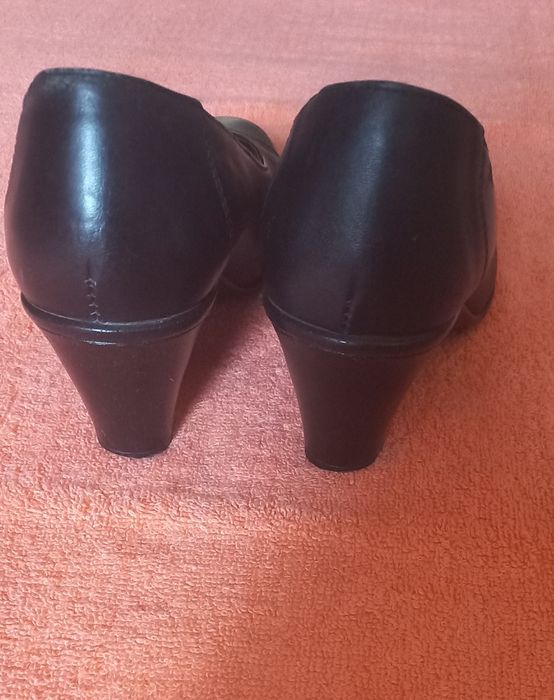 Жіночі шкіряні туфлі