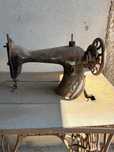 Máquina de Costura Antiga com Estrutura de Ferro Fundido SINGER