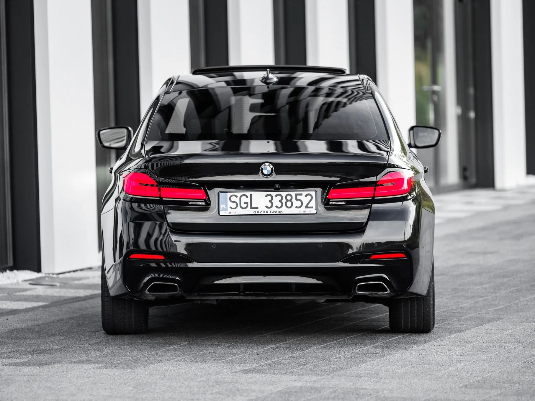 BMW Seria 5 540i 340KM benzyna! M-Sport, wzorowo utrzymany, czarny, garażowany!