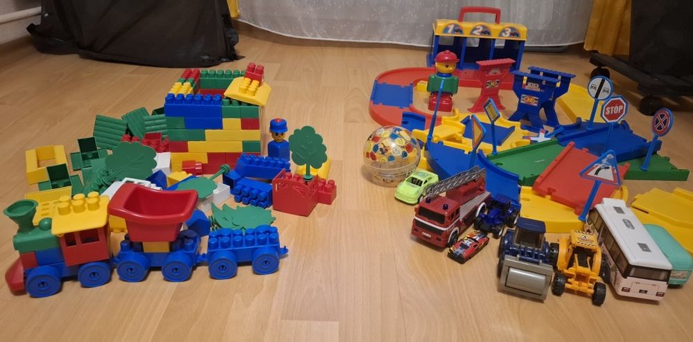 Oddam zabawki klocki kolejka tor wyścigowy