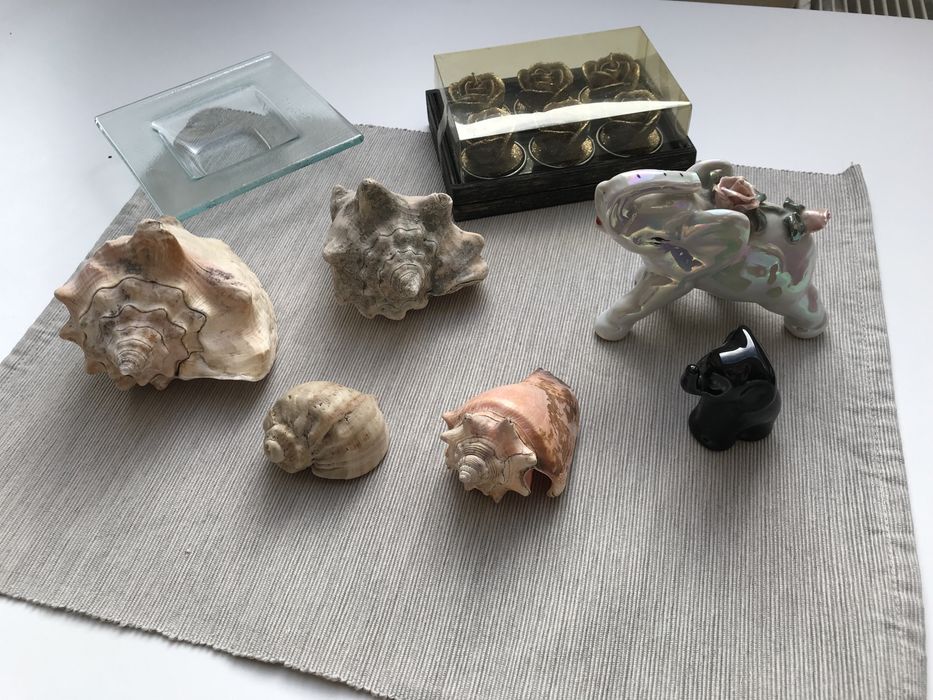Kolekcja stare figurki porcelanowe, dekoracyjne muszle, słonik vintage