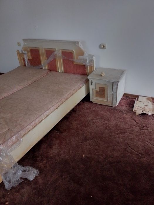 Двухспальная кровать с тумбой