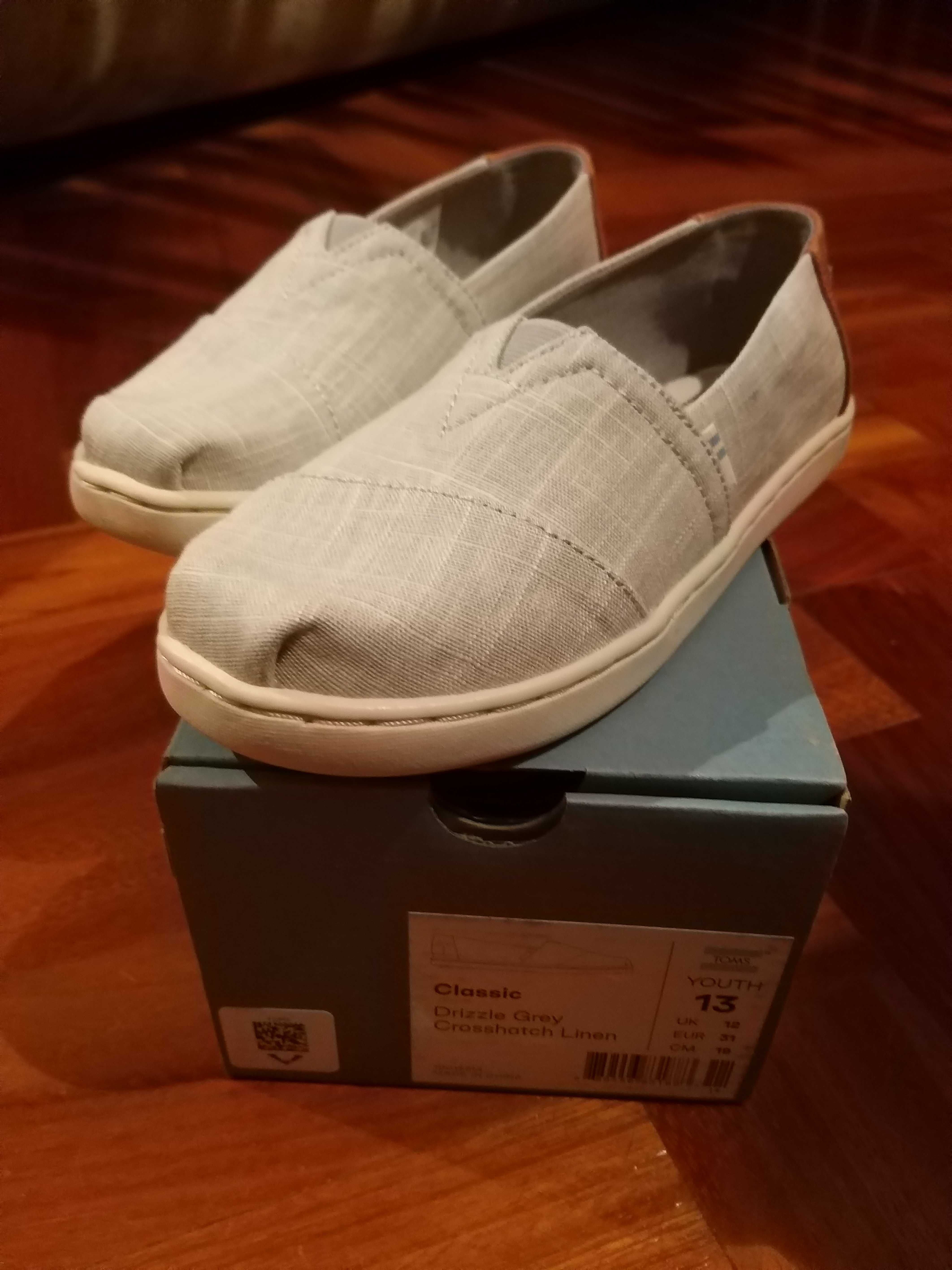 Alpargatas cinzentas da marca TOMS