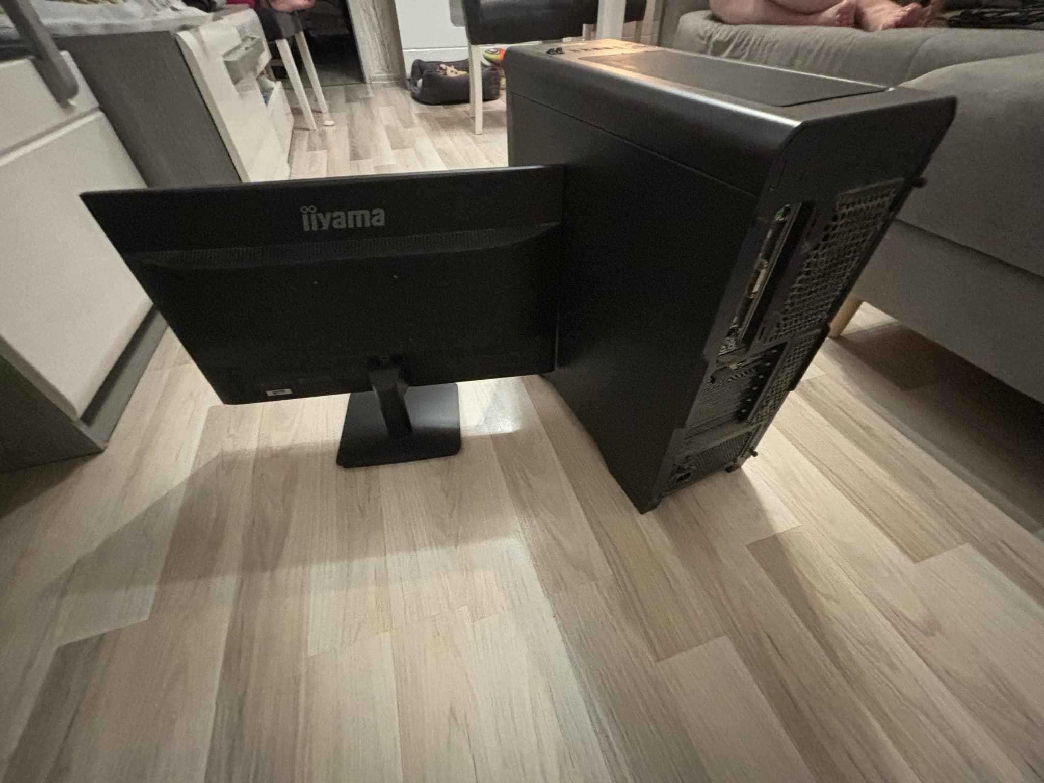 Komputer z monitorem