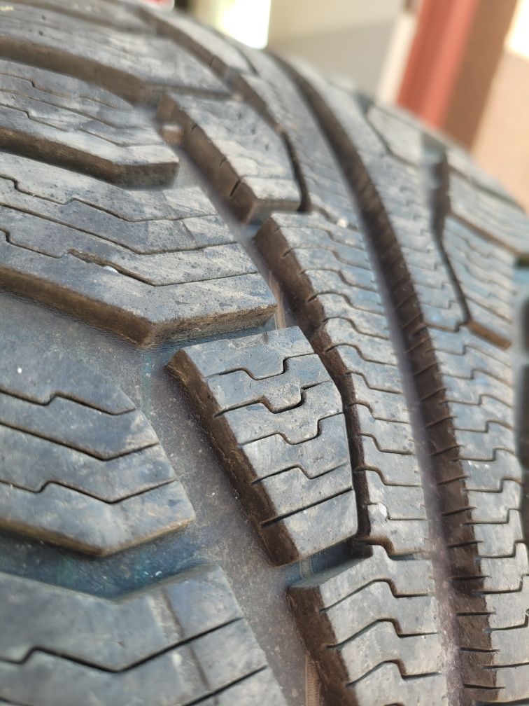 Opony zimowe UNIROYAL 215/50 R17