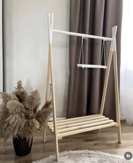 Дитяча підлогова вішалка. Рейл для одягу