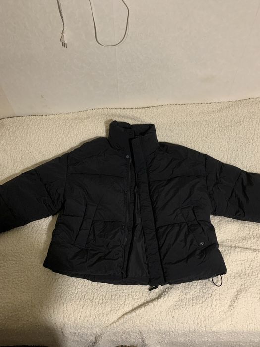 Короткий чорний пуховик