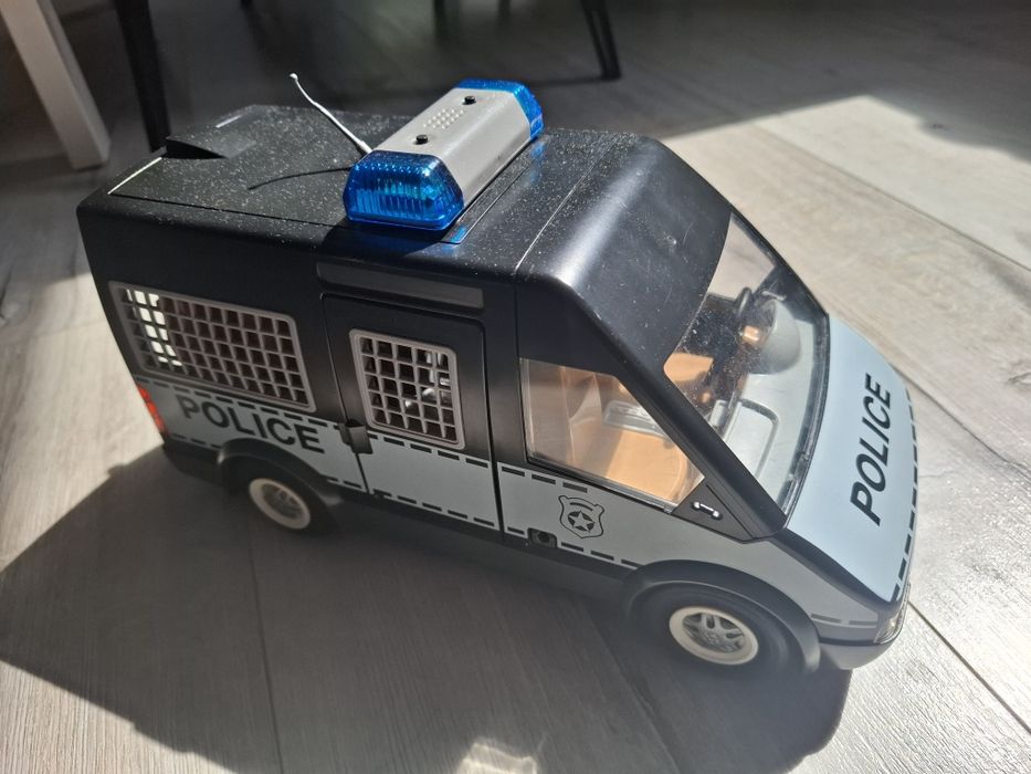 Radiowóz Playmobil z motorem i policjantami