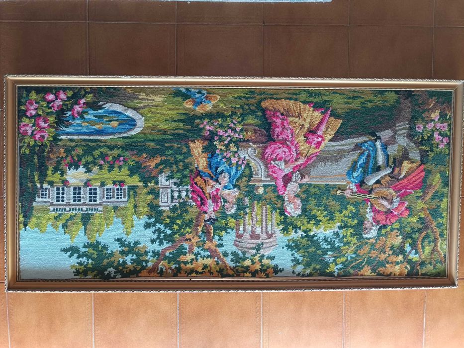 Quadro muito antigo em moldura e bordado em ponto cruz | dim116cmx54cm