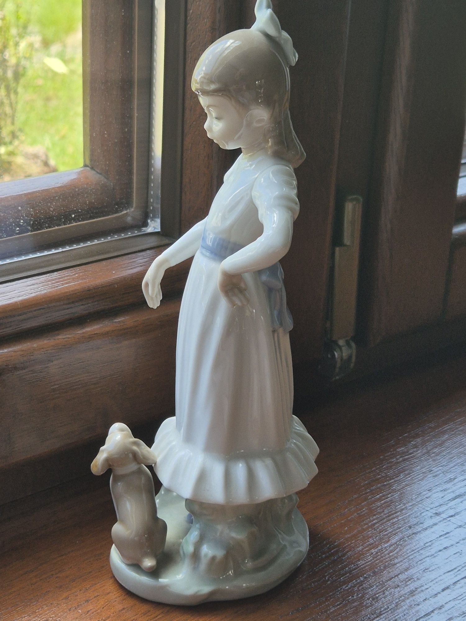 NAO Lladro Dziewczynka z pieskiem