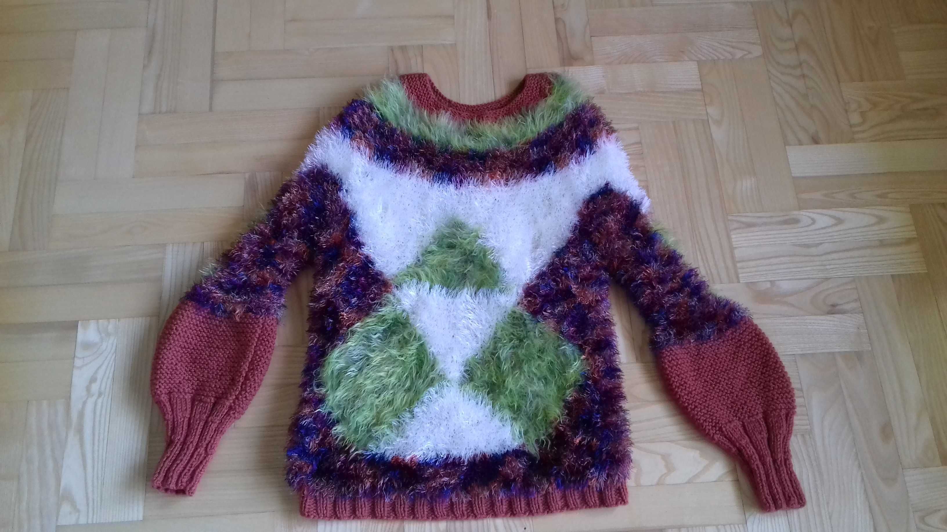 Kolorowy sweter miś fluffy handmade ręcznie robiony na drutach