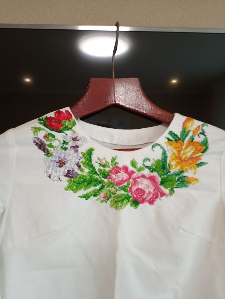Продам жіночу вишиванку.