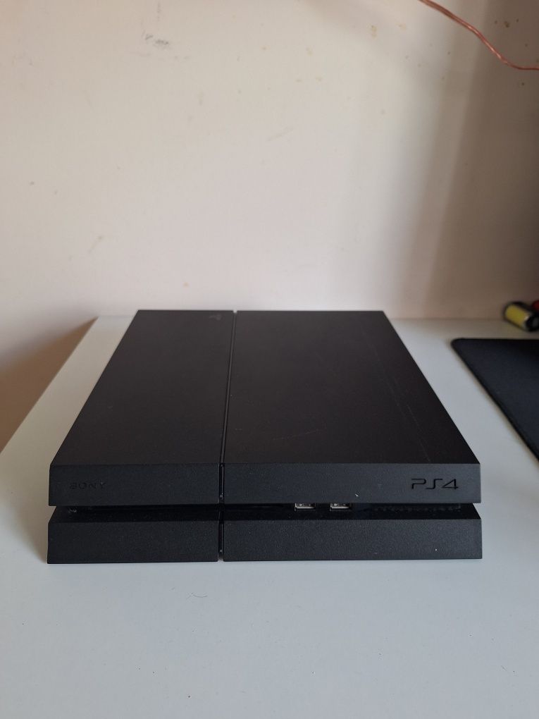 Konsola playstation 4 ps4 z padem dualshock 4 i grami
