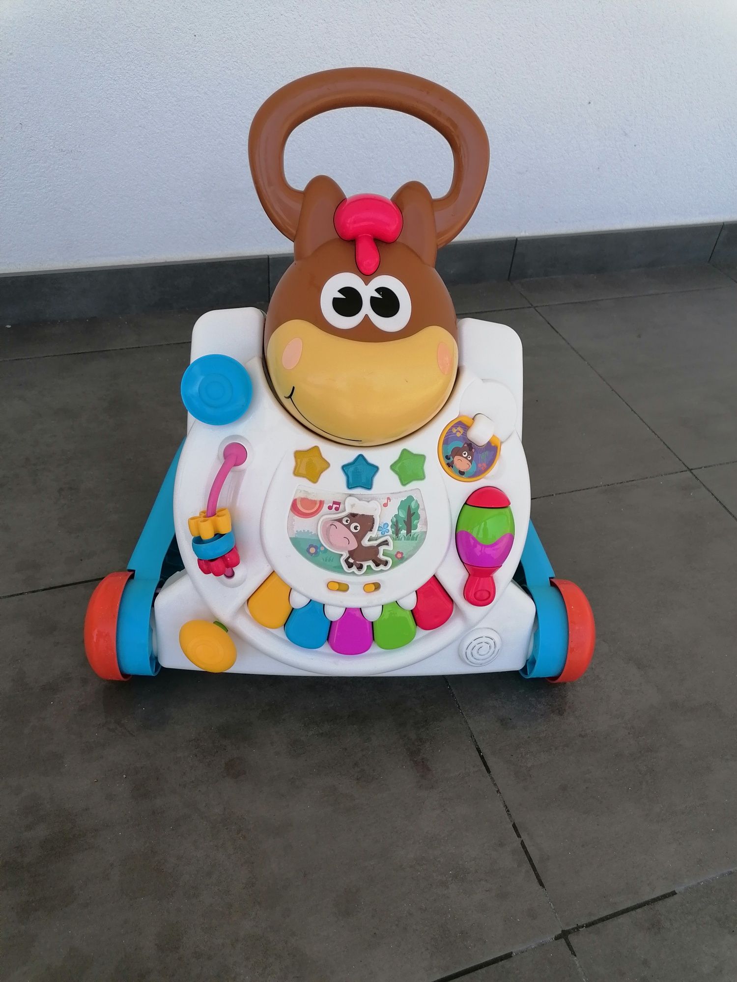 Mesa de actividades e andador