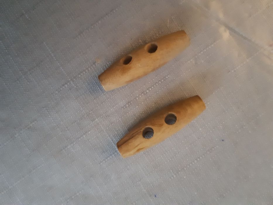 Kołki drew. i plast. do odzieży. 13 szt.