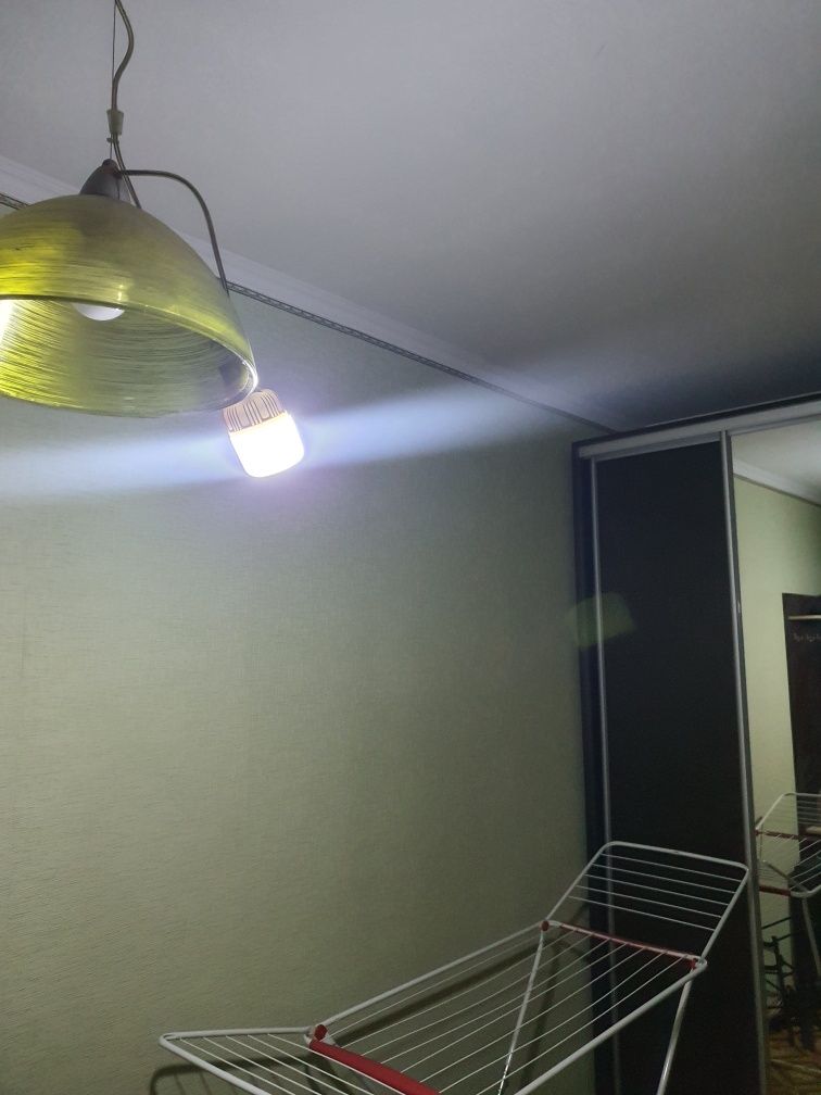 Світлодіодна лампа на акамуляторі 60w, 6-8 годин робити