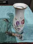 Mała ciekawa lampka nocna formie wazonu z porcelany.