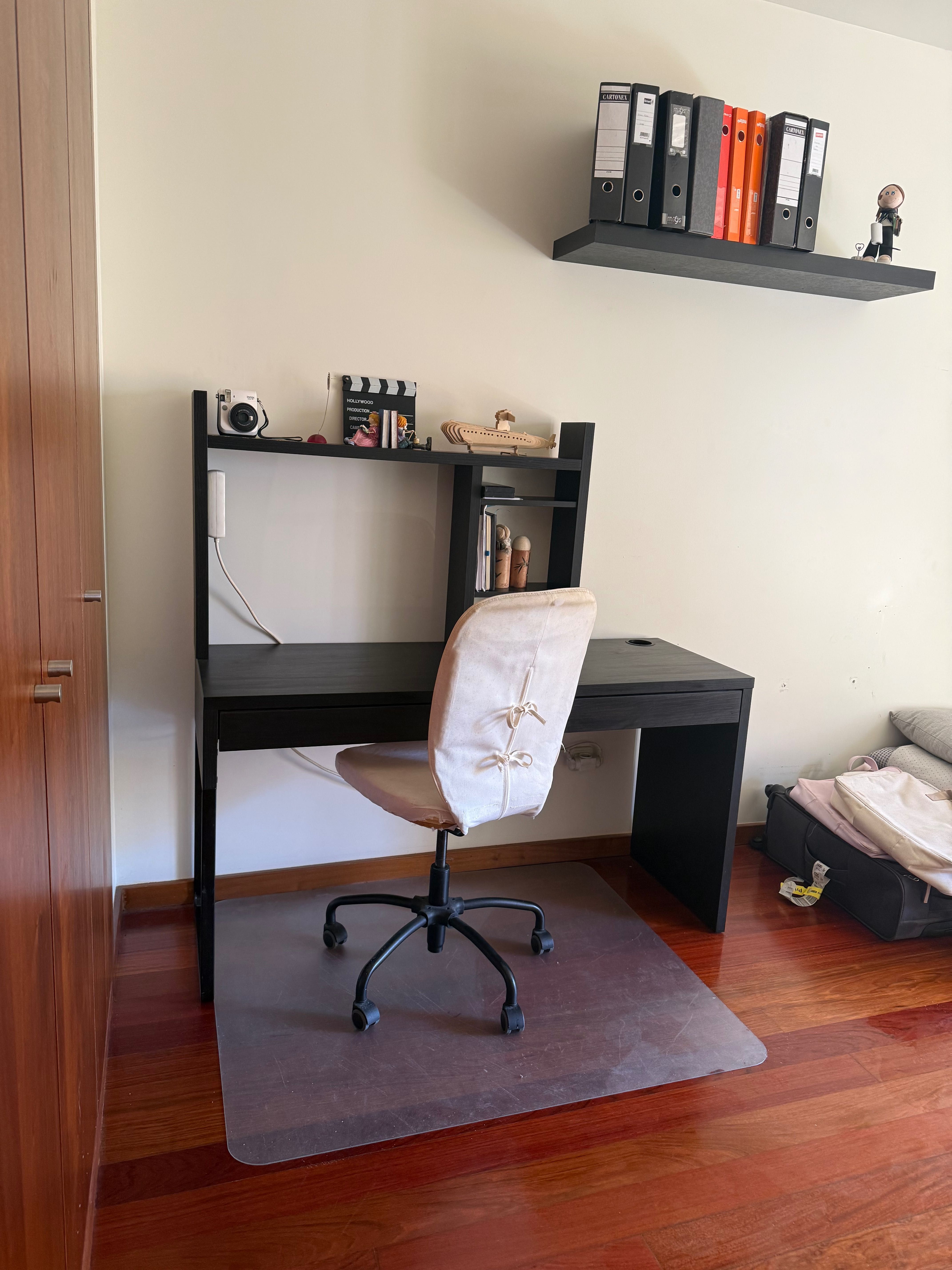 Secretaria e cubos de arrumação