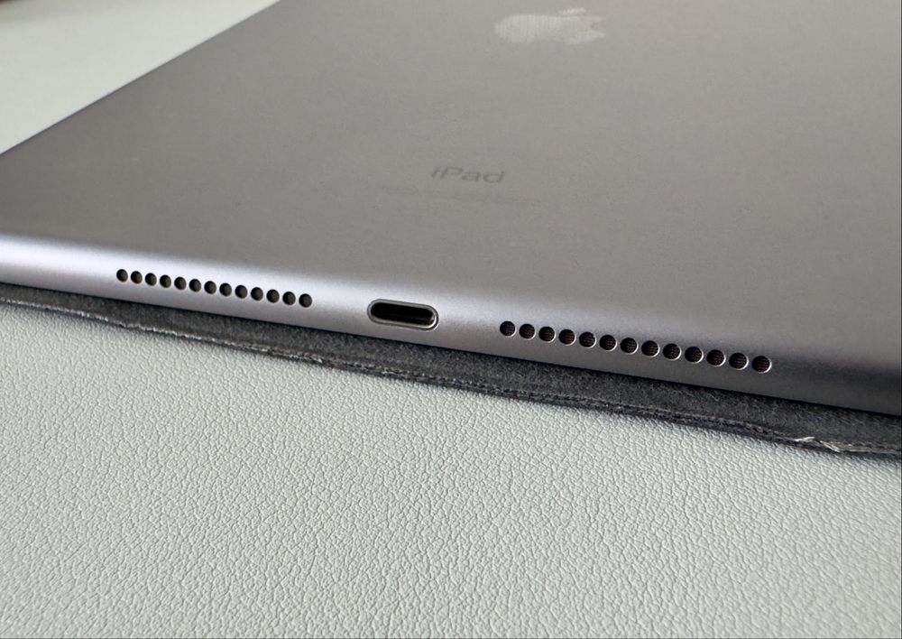 IPad 7th gen 32 Gb + Оригінальний чохол