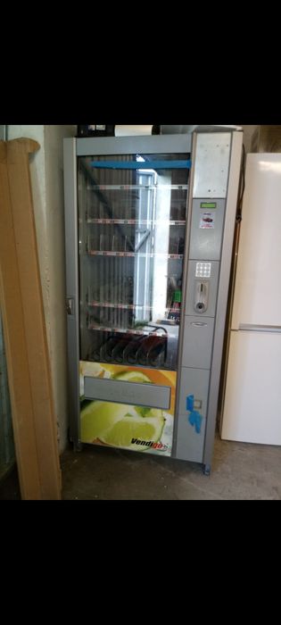 Automat do napojów i przekąsek vendingowy