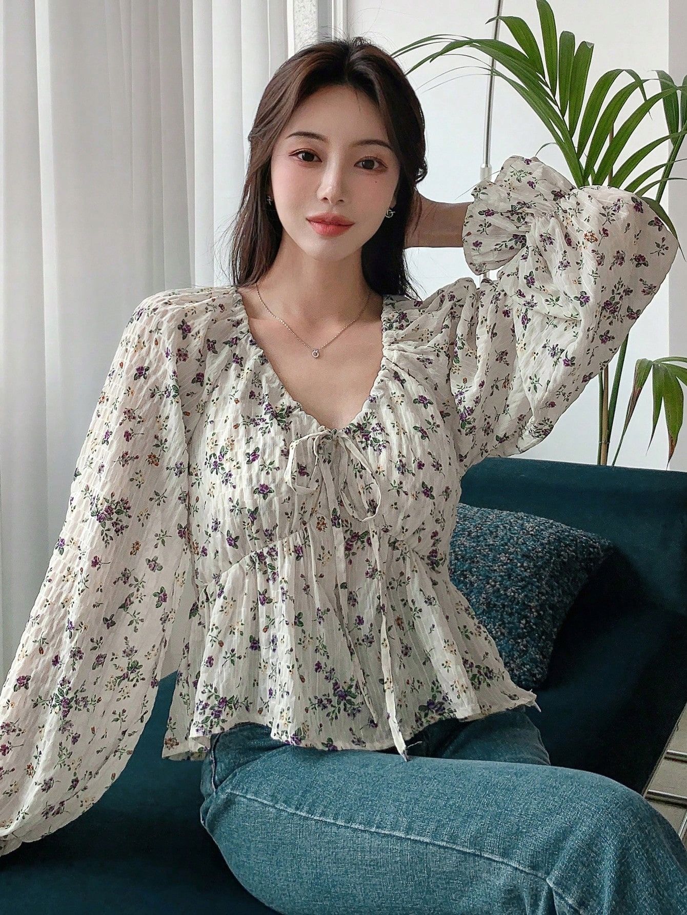 Bluzka W Kwiaty Peplum Boho Z Wiązanym Dekoltem Beżowa Casual Dazy M