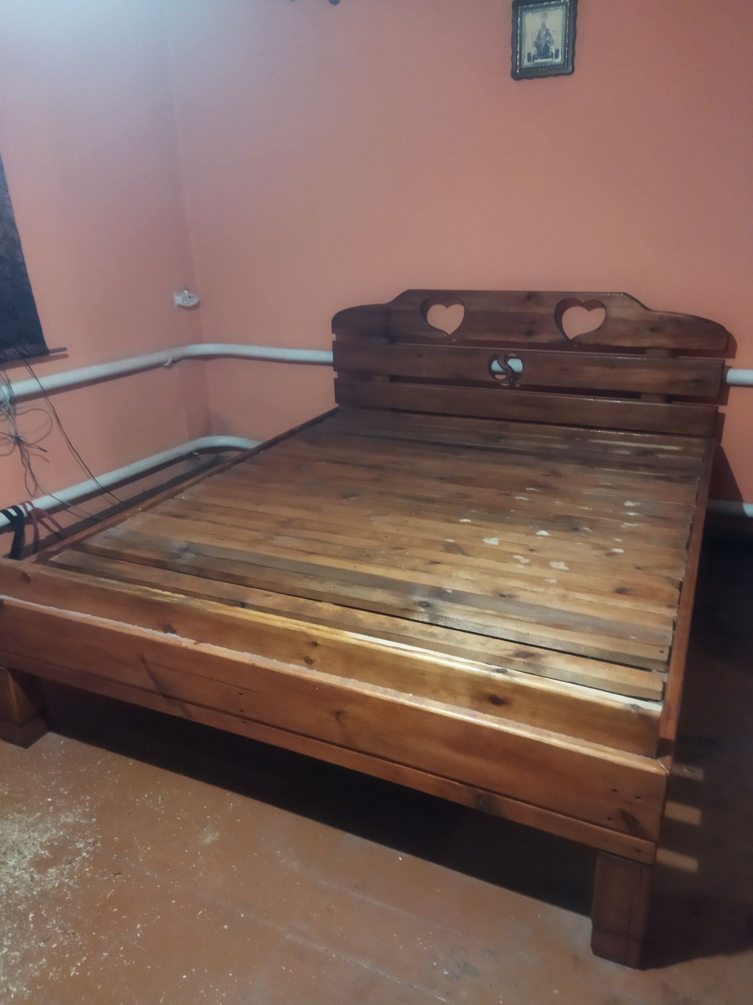 Кровать  двухспальная, деревянная , без матраса
