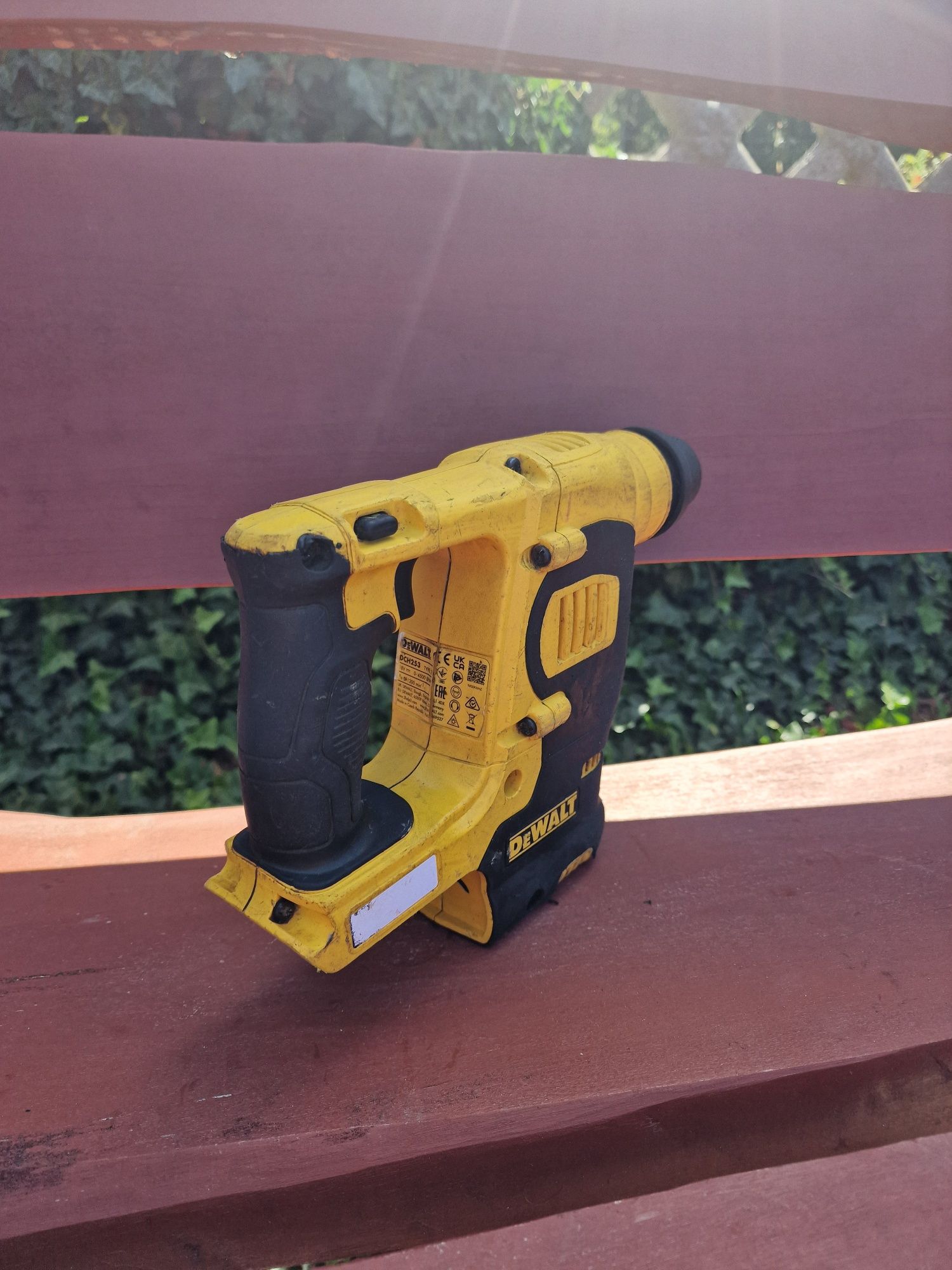 Dewalt DCH253 młotowiertarka uszkodzona