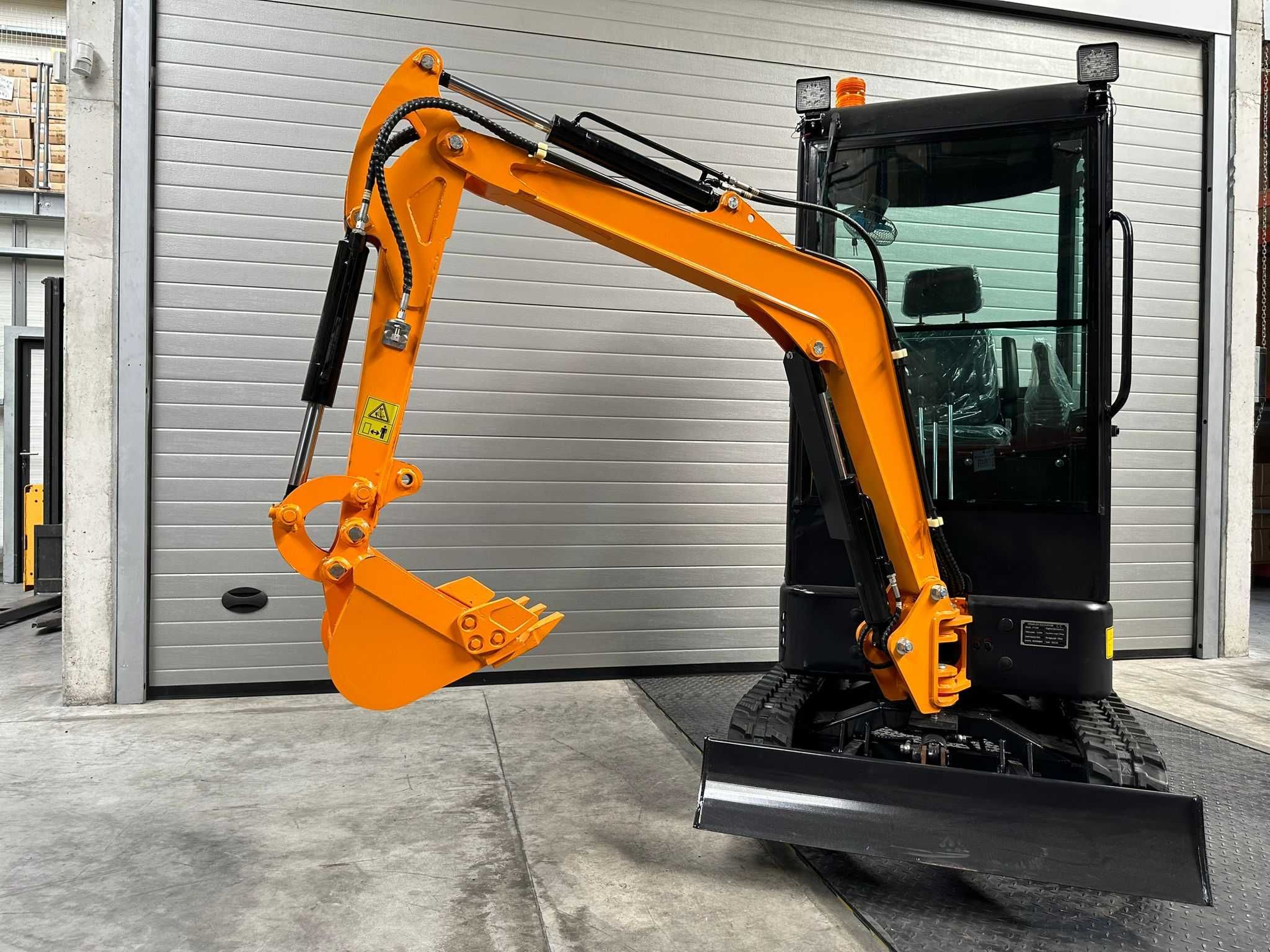 MINI GIRATORIA 1500 KG CABINADA MOTOR KUBOTA HT153KCB