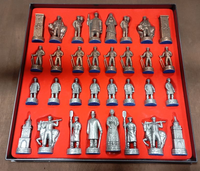 Tabuleiro de xadrez com peças em metal