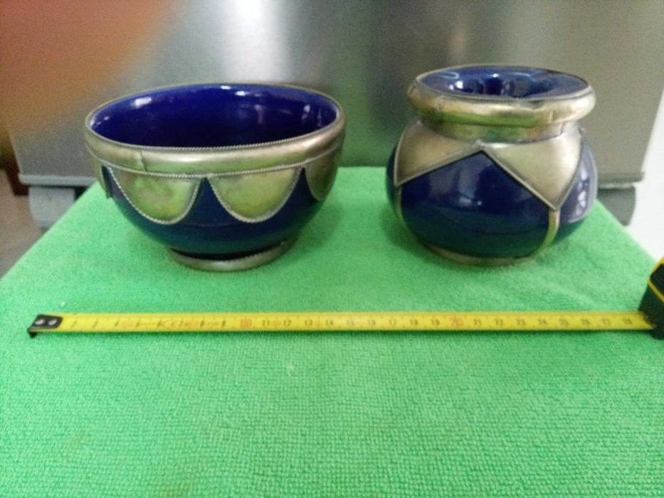 Taças de vidro azul e estanho.