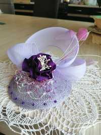 Toczek weselny fiolet z piorami