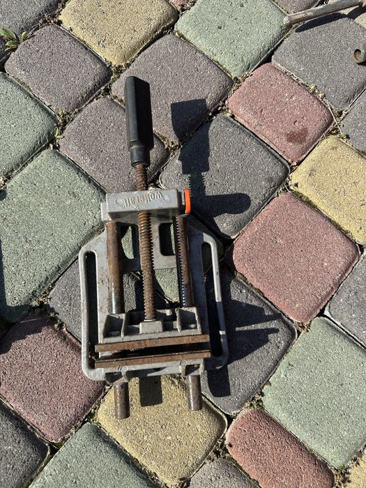 Сверлильний станок, напраляючий для сверління