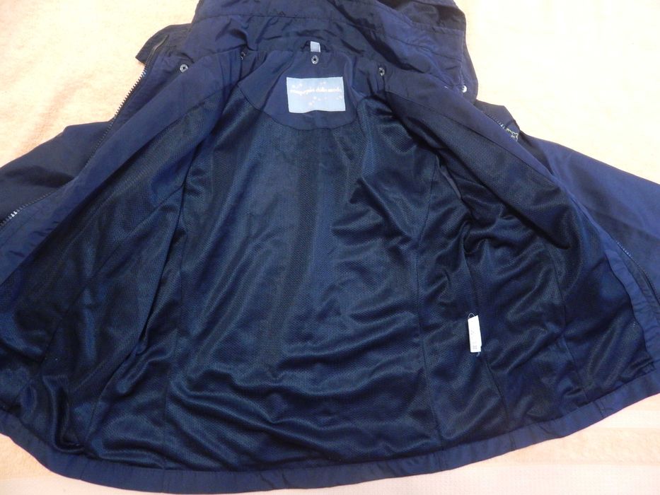 Продам женскую ветровку.