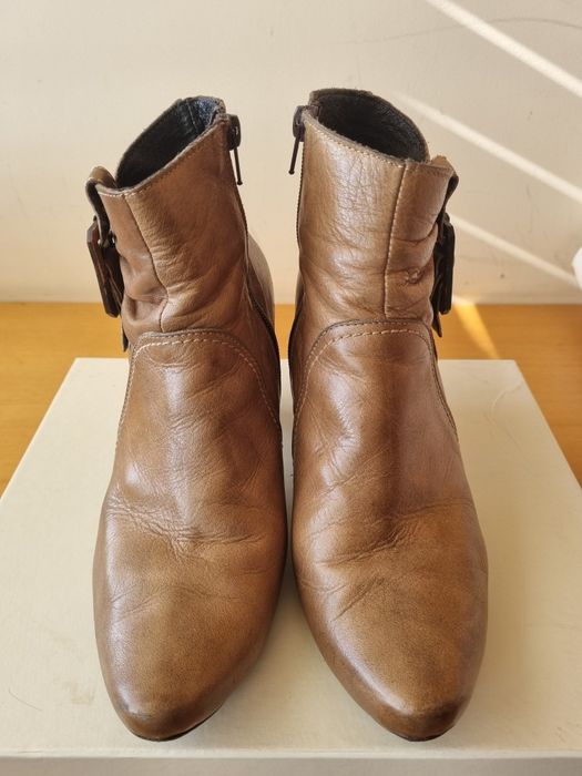 Botins nude em pele natural