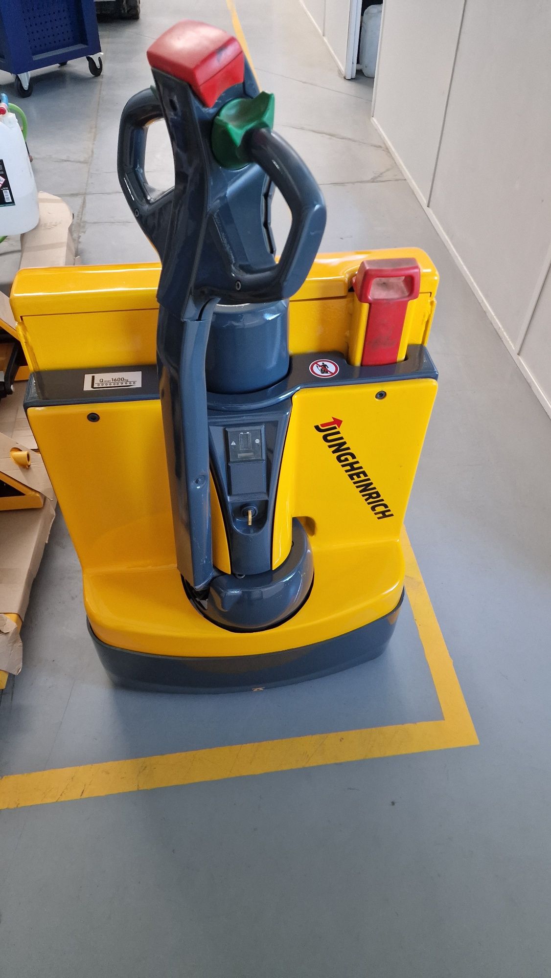 Porta paletes eléctrico Jungheinrich EJE116