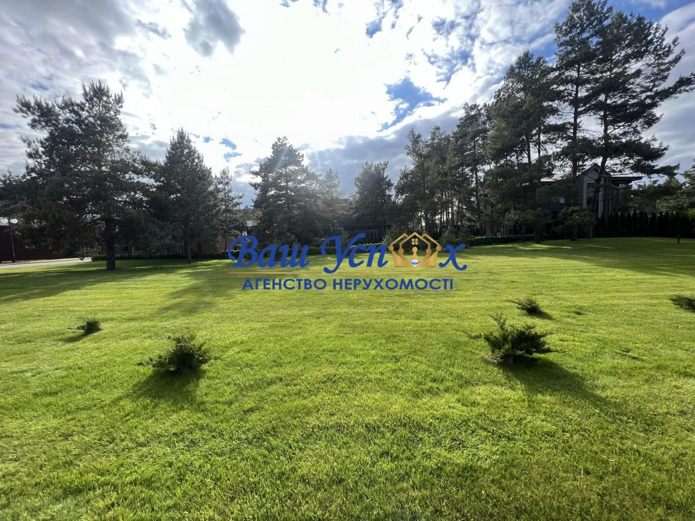 Продажа дома в лесу c выходом на озеро в городке Riviera Village .