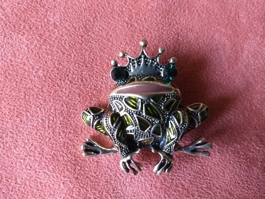 Broszka przypinka Król żab