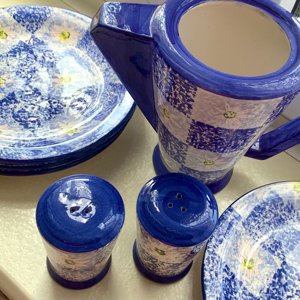 Dzbanek, 4 talerze, pojemniki na sól i pieprz z porcelany