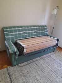 Sofá cama em xadrez verde