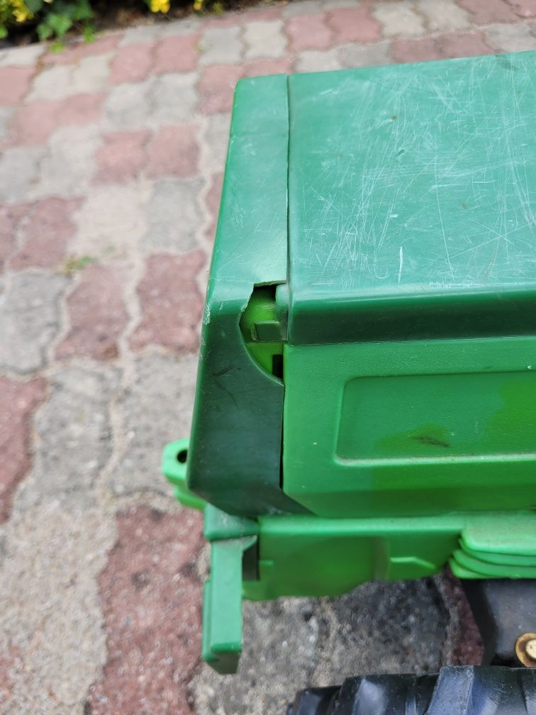 Zielony traktor na pedały zabawkowy